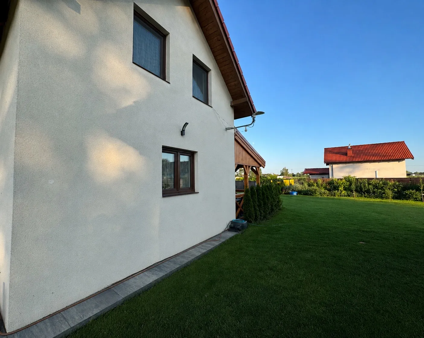 Bok domku i ogród