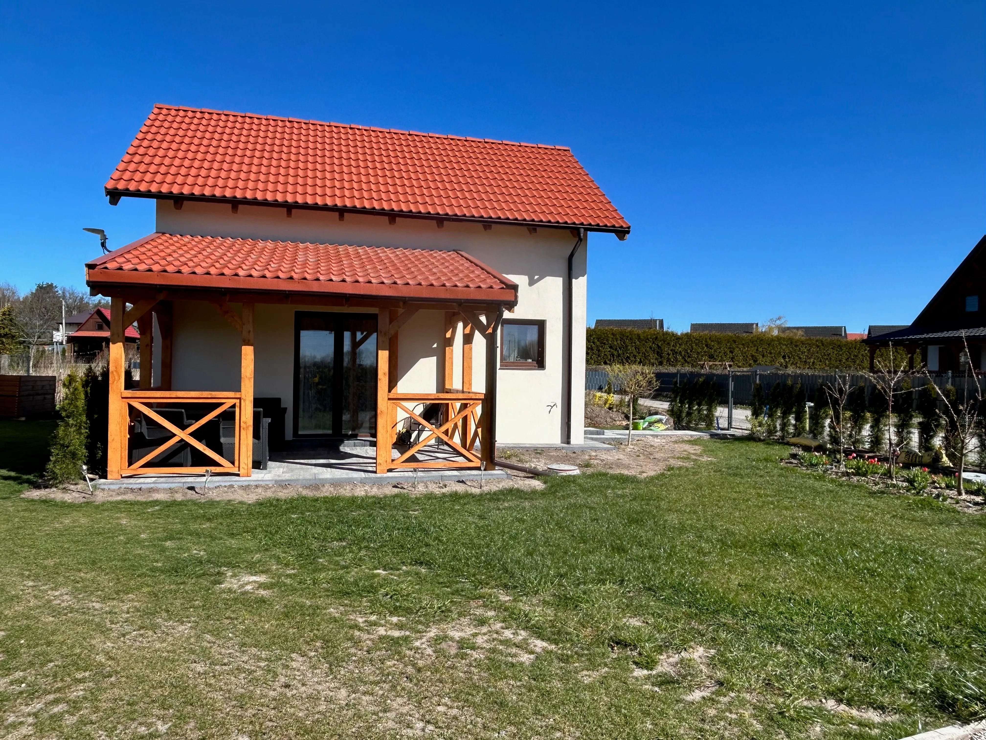 Domek od frontu z tarasem