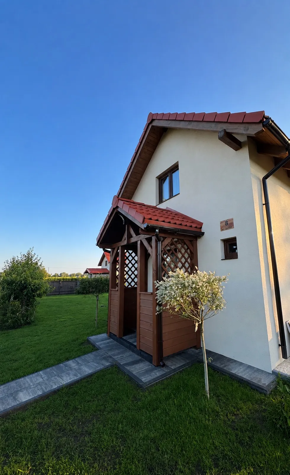 Domek przy łące — ganek od frontu